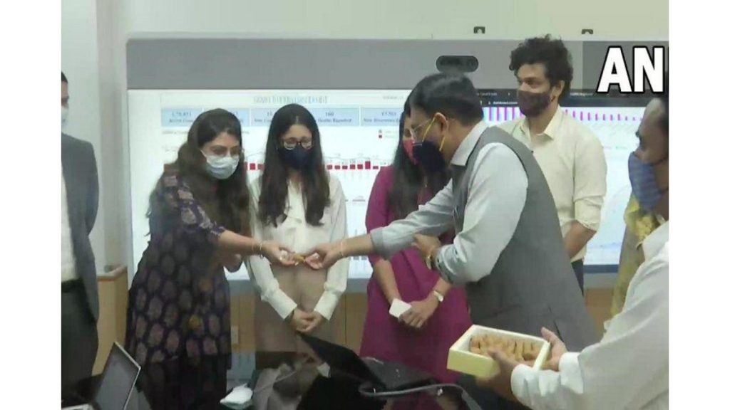 100 crore Corona Vaccination in India Live: भारत में कोरोना वैक्सीनेशन का आंकड़ा 100 करोड़ के पार, स्वास्थ्य मंत्री ने बांटी मिठाई