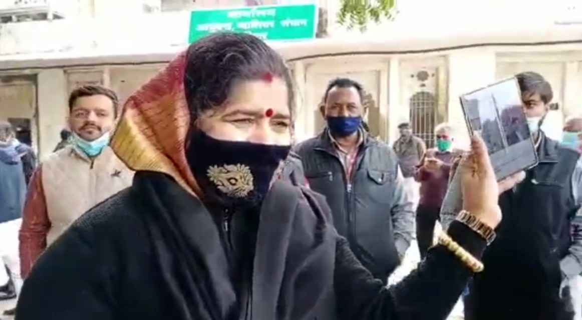 इमरती देवी की अपने बयान पर आई सफाई,बोली-देश मे प्रधनमंत्री, मुख्यमंत्री, विधायक सब चुनाव हारते है,मैं हर गयी तो क्या हुआ। 2023 में फिर लड़ूंगी, और जीतूंगी भी।