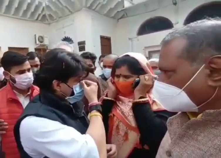 ज्योतिरादित्य सिंधिया हुए समर्थक इमारती देवी से नाराज  इमरती देवी ने कान पकड़कर मांगी माफी।