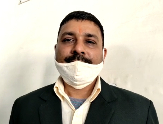 कलेक्टर से रिटायर्ड सेना के जवान ने कहा सिस्टम मजबूर कर रहा है पान सिंह तोमर बनने के लिए