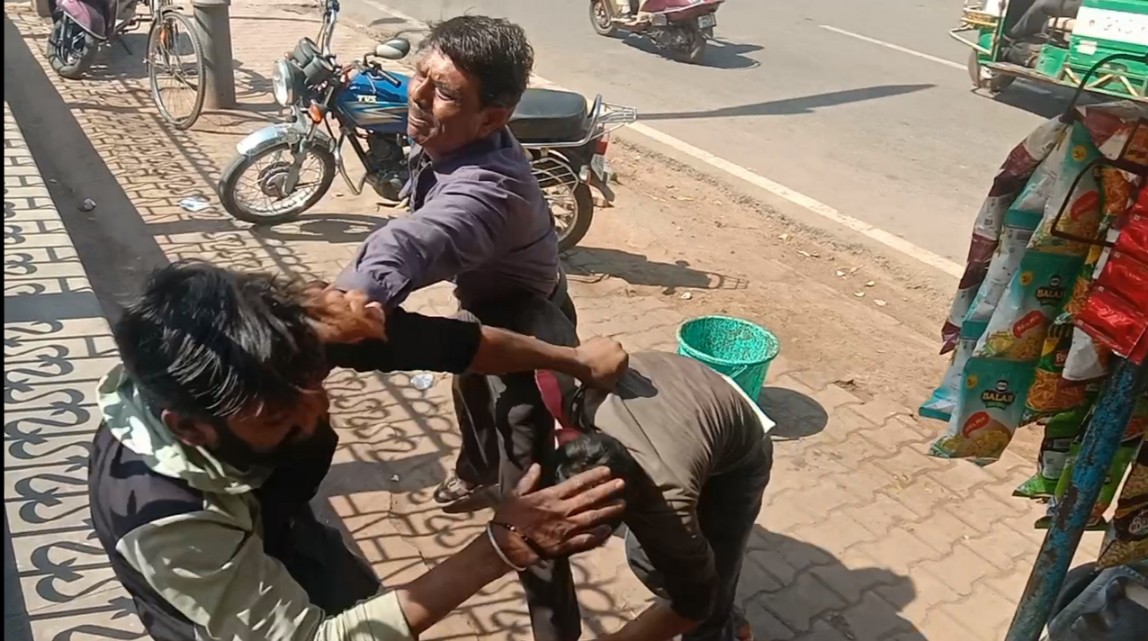 चाय का गिलास सड़क पर फैकने को लेकर विवाद जम कर चल लात घुसे