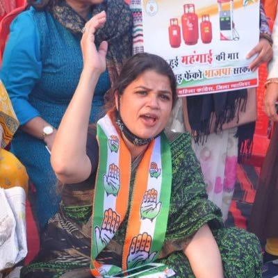 महिला कांग्रेस अध्यक्ष के इस्तीफे के पक्ष में कई महिला कांग्रेसी नेत्रियों ने भी समर्थन में इस्तीफा दिया