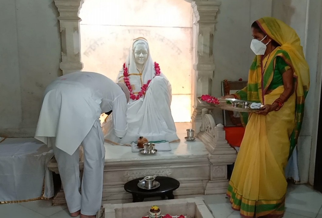 केंद्रीय मंत्री ज्योतिरादित्य सिंधिया इस्पात मंत्रालय का अतिरिक्त प्रभार मिलने के बाद पहली बार ग्वालियर आए स्वर्गीय दादी और स्वर्गीय पिताजी की समाधि पर लिया आशीर्वाद