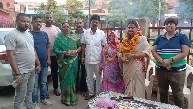 ग्वालियर नगर निगम के वार्ड क्रमांक 4 की विजयी पार्षद प्रत्याशी रेखा चंदन राय का जीत के बाद वार्ड के निवासियों ने किया जोरदार स्वागत