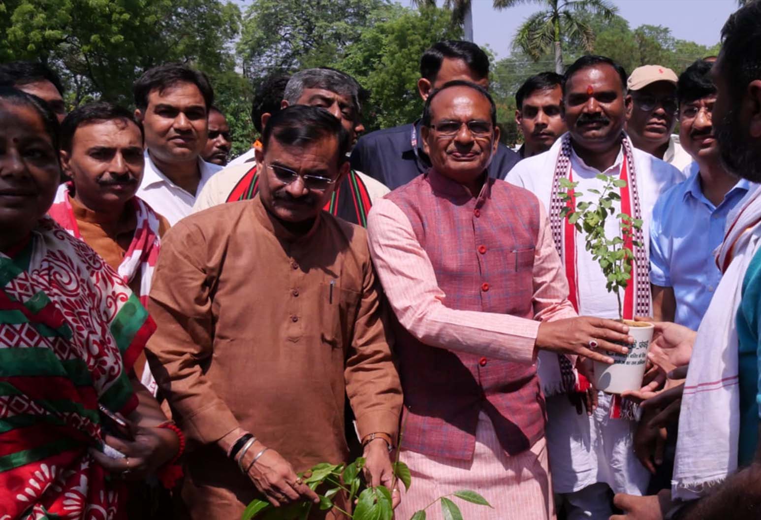 सीएम शिवराज सिंह चौहान ग्वालियर पहुंचे किया वृक्षारोपण और चुनाव पर पत्रकारों से की चर्चा