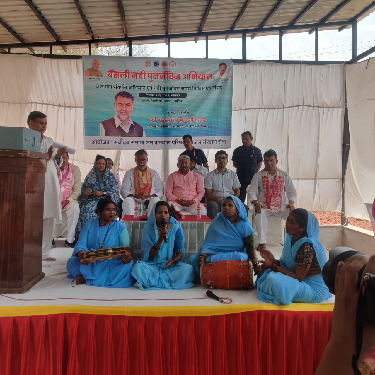 पंचायत एवं ग्रामीण विकास मंत्री प्रह्लाद पटेल ने लिया जल गंगा संवर्धन अभियान के तहत चल रहे कार्यों का जायजा