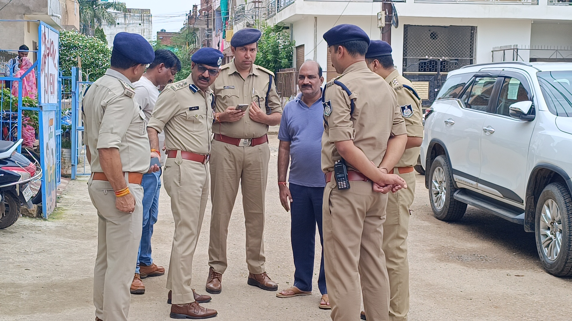 शराब कारोबारी के मुनीम से कट्टा अड़ाकर लाखों की पुलिस मौके पर पहुँची जांच पड़ताल कर बदमाशों की तलाश की शुरू